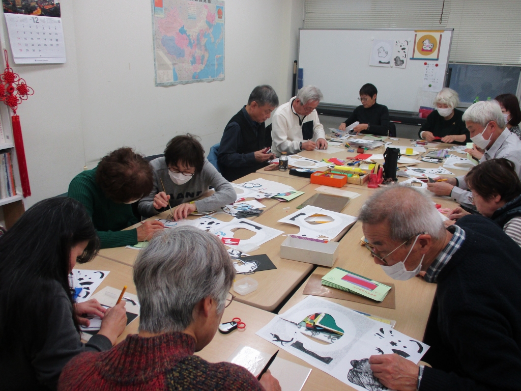 干支きりえ”　馬　”　制作風景